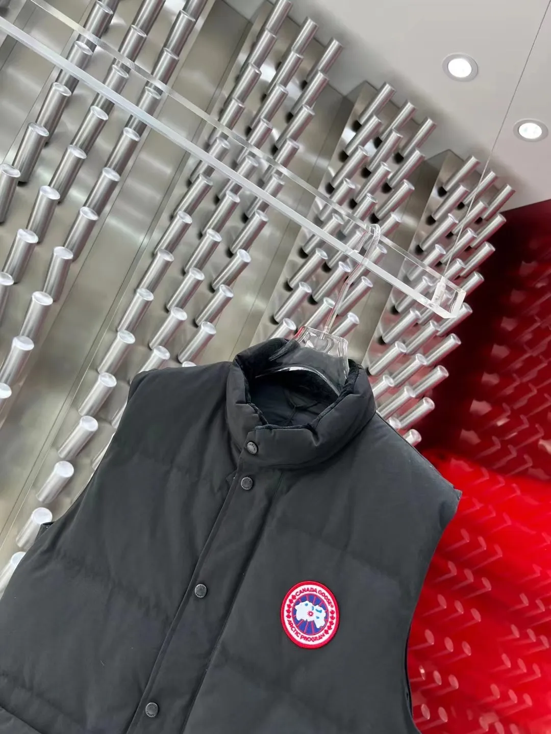 P380 Canadian brand Canada Goosex down jacket has always been recognized as the warmest down jacket. Various Instagram celebrities, Internet celebrities, and celebrities often wear it for street photos. I do Canada Goose every year, but I still can’t get rid of my love for the geese. No matter how cold the weather is, there is no need to be afraid, because there are geese! Filled with 90% white duck down, Canada Goose is the legendary warmest down jacket and is known as a must-have for Arctic outdoor sports! The most popular down jacket in the world, celebrities are rushing to buy it, it is a must-have! Same size for men and women: XS to XXL in stock😍